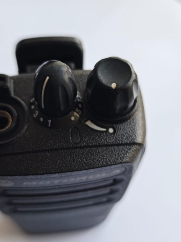 Radio Motorola modelo DEP450 + accesorios - Imagen 2