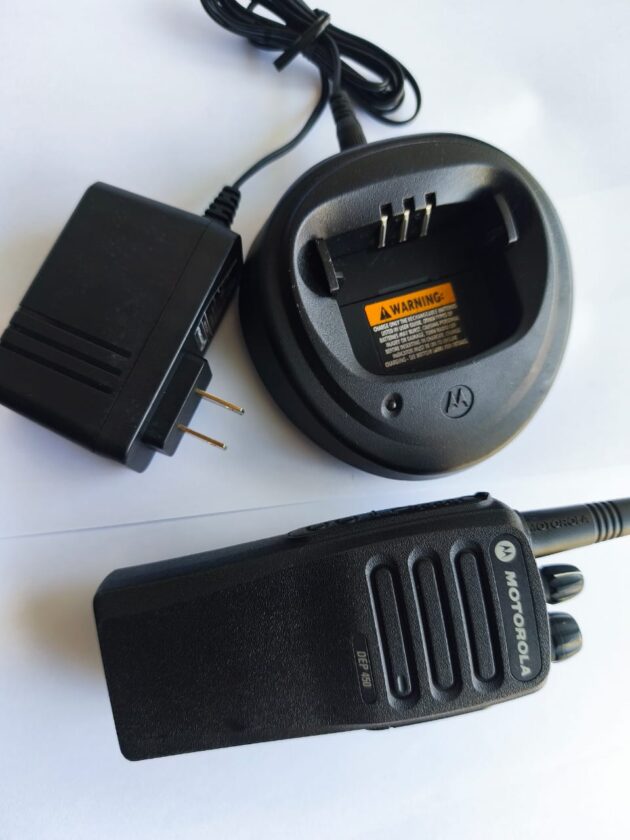 Radio Motorola modelo DEP450 + accesorios